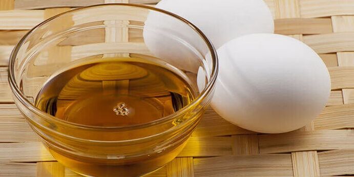 Huevos con aceite para preparar una pomada terapéutica