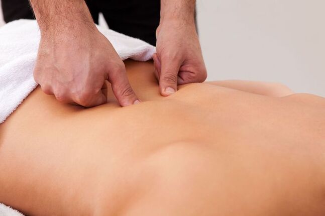 Masaje terapéutico un método para eliminar el dolor de espalda en el área de los omóplatos
