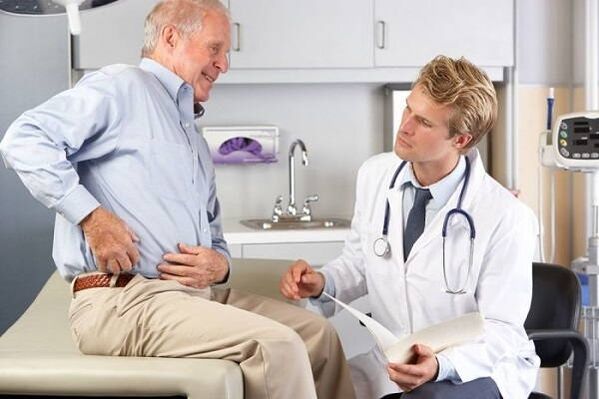 consulta con un médico para la artritis de cadera